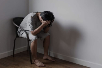 мужчина закрыл лицо руками